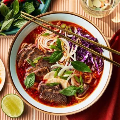  Bún Bò Huế: ¡Un Plato Aromático Que Despierta los Sentidos con su picante y refrescante combinación!