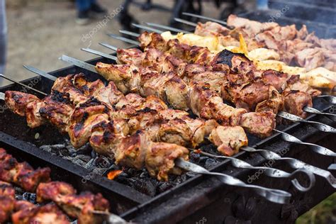  Shashlik de cordero: ¡Una explosión de sabor ahumado que te transportará a las estepas de Siberia!