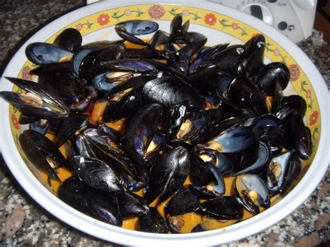  Zuppa di Cozze: ¡Un delicioso festín de mar a fuego lento y un caldo aromático que te transportará al sur de Italia!